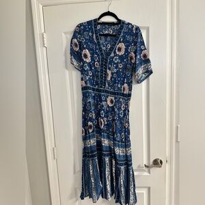 Women Boutique Blue Floral Midi Dress - Size M